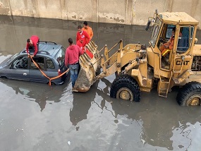 The rapid rescue teams of the Egyptian Red Crescent pull 40 cars stuck in rain water in Alexandria