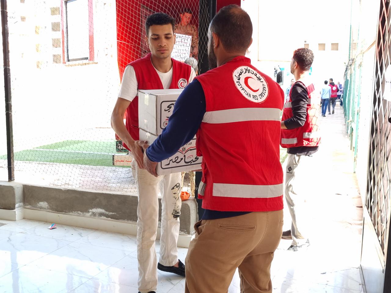 The Egyptian Red Crescent, in cooperation with the Egyptian Armed Forces, organized a development convoy in the village of (Al-Dabaiba).